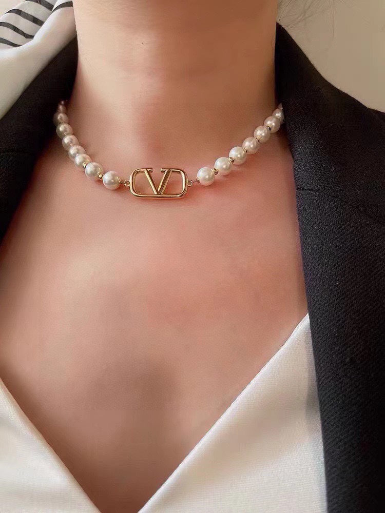 VLogo Pearls Choker 18K Gold Necklace