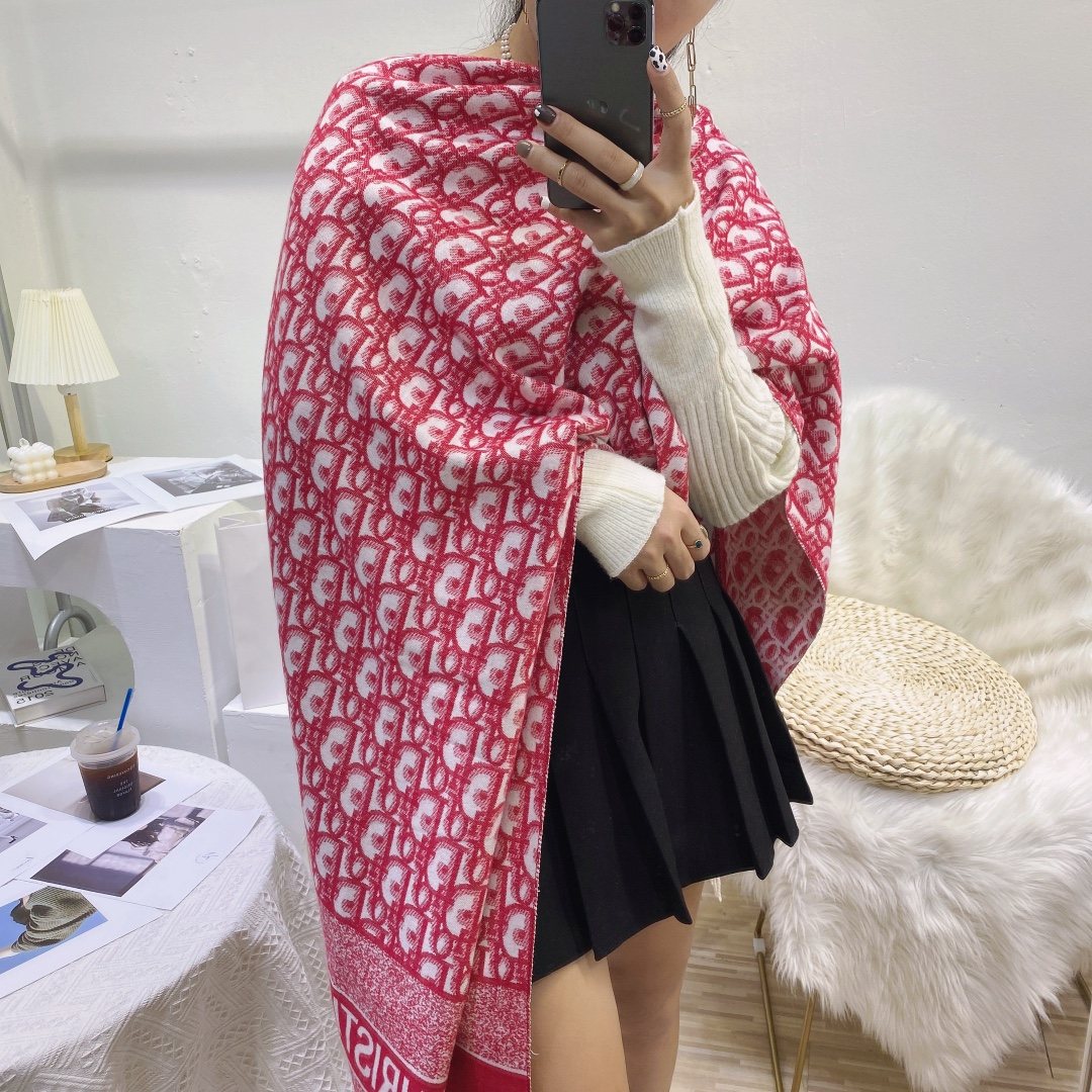 Dior Patterned Fringed Scarf — model
